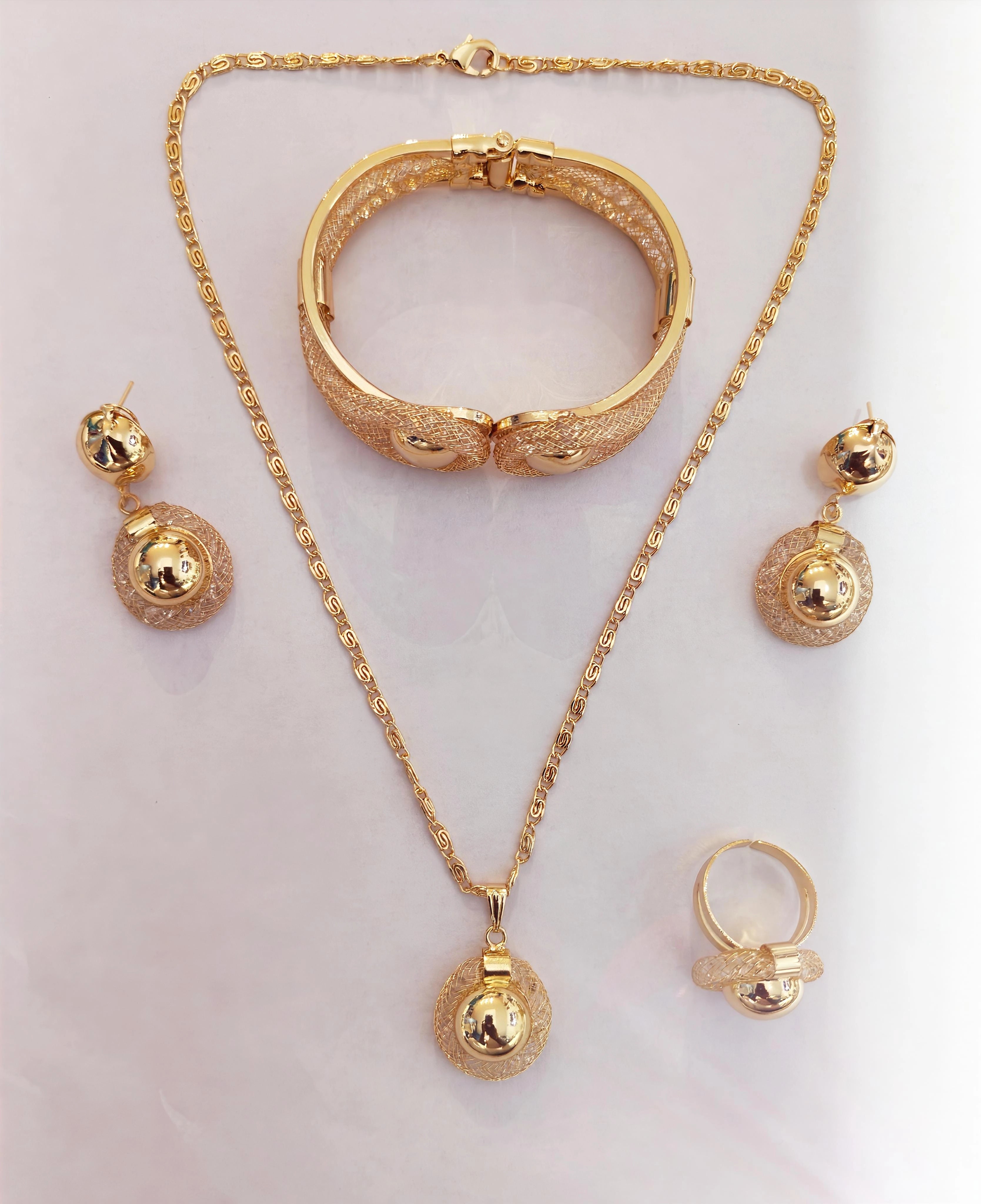 Ensemble (collier oriental, boucles d'oreilles, gourmette et bague)